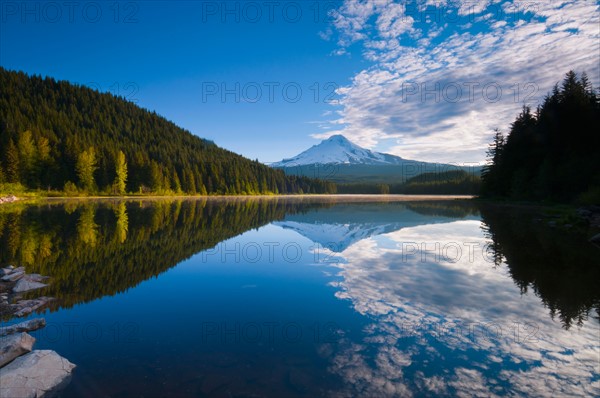 USA, Oregon, Clackamas County, View of Trillium Lake with Mt Hood in background. Photo : Gary J Weathers