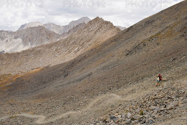 USA, California, Sequoia National Park, Five Lakes trail, Hiker walking. Photo : Noah Clayton