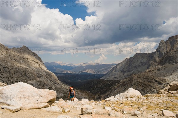 USA, California, Sequoia National Park, Five Lakes trail, Hiker walking. Photo : Noah Clayton