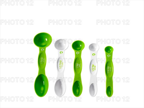 Studio shot of row of green measuring spoons. Photo : David Arky