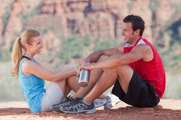 USA, Arizona, Sedona, Young couple enjoying view in desert after hiking. Photo: db2stock