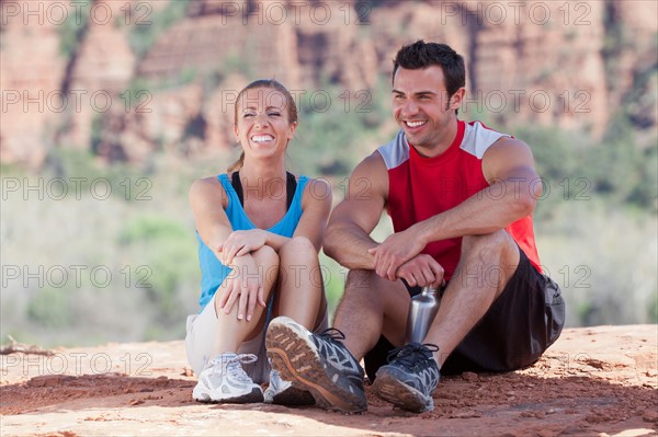 USA, Arizona, Sedona, Young couple enjoying view in desert after hiking. Photo : db2stock