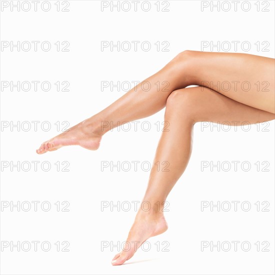 Studio shot of woman's barefoot legs. Photo : momentimages