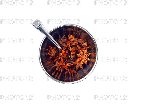 Studio shot of star anise in bowl. Photo : David Arky