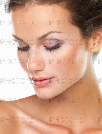 Studio portrait of beautiful brunette. Photo : momentimages