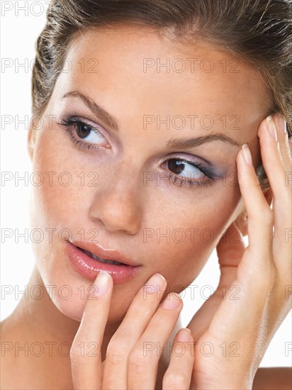 Studio portrait of beautiful brunette. Photo: momentimages