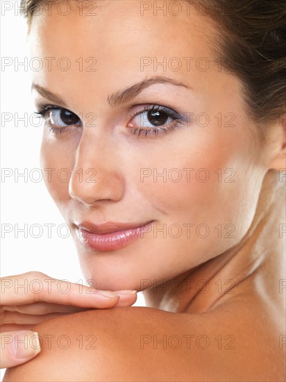 Studio portrait of beautiful brunette smiling. Photo : momentimages