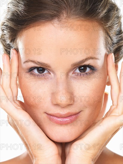 Studio portrait of beautiful brunette smiling. Photo : momentimages