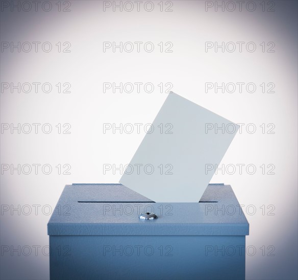 Ballot box and blank paper, studio shot. Photo : Daniel Grill