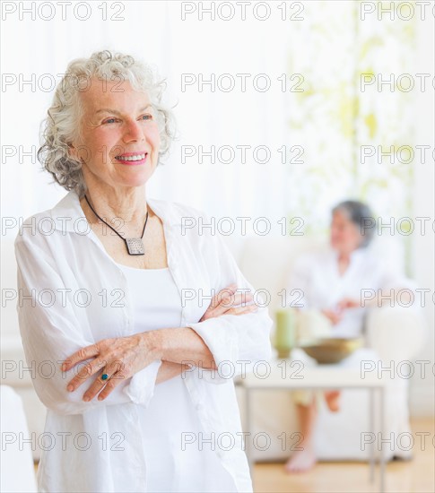 Two senior women in living room. Photo : Daniel Grill