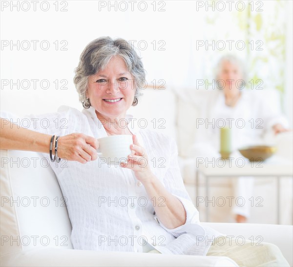 Two senior women in living room. Photo : Daniel Grill