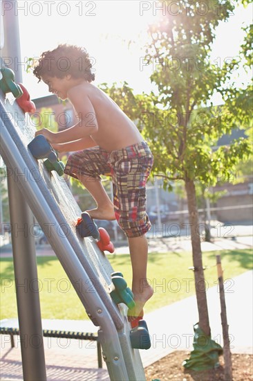 USA, New York State, New York City, Brooklyn, Boy (6-7) climbing up jungle gym. Photo : Johannes Kroemer