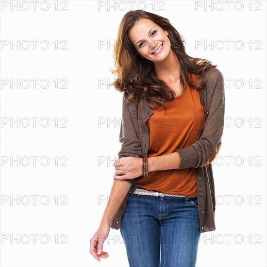 Studio shot of young woman smiling. Photo : momentimages