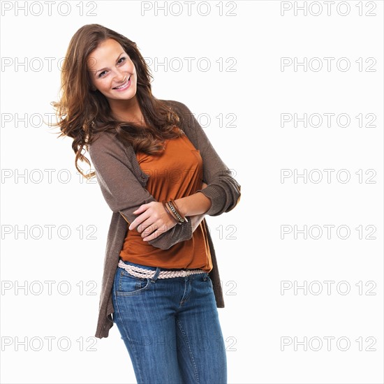 Studio shot of young woman smiling. Photo : momentimages