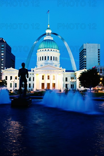 USA, Missouri, St. Louis, Fountain and courthouse at dusk. Photo : Henryk Sadura