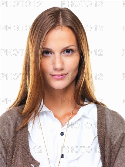Studio portrait of beautiful business woman smiling. Photo : momentimages