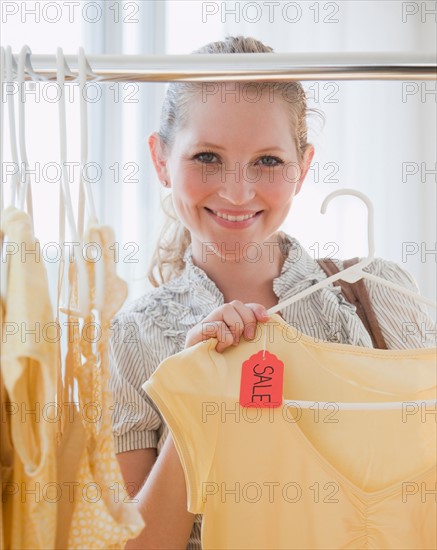 Young woman in clothes shop. Photo : Jamie Grill