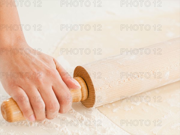 Close up of woman's hand preparing dough with roller pin. Photo : Jamie Grill