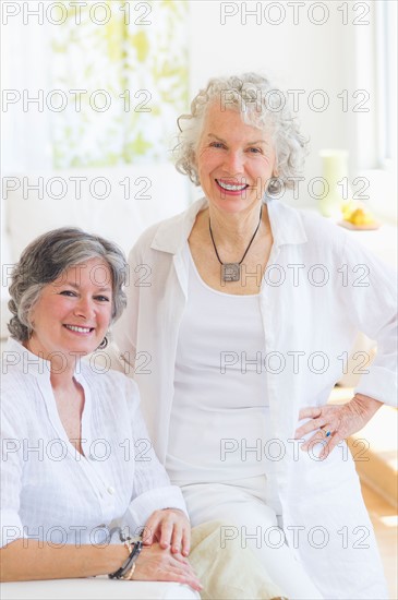 Two senior women in living room. Photo : Daniel Grill