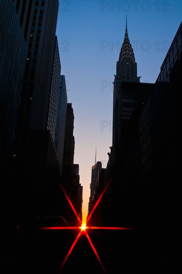 USA, New York, Manhattan, City buildings at sunset with sunbeam. Photo : Daniel Grill