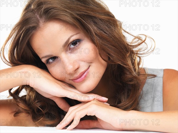 Studio portrait of young woman smiling. Photo : momentimages