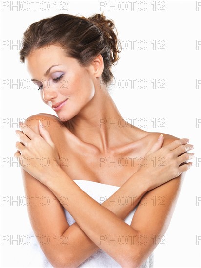 Studio portrait of beautiful woman wrapped in towel. Photo : momentimages