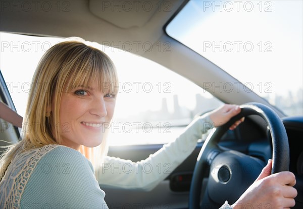 USA, Brooklyn, Williamsburg, Portrait of blonde woman driving car. Photo : Jamie Grill