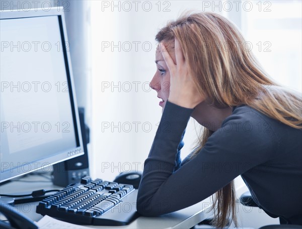 Young woman working in office. Photo : Daniel Grill