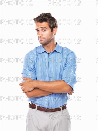 Studio portrait of young business man looking askance. Photo : momentimages