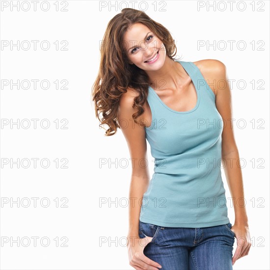 Studio portrait of attractive young woman smiling. Photo : momentimages