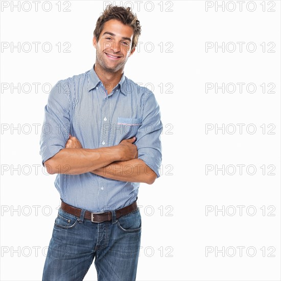 Studio shot of young confident man smiling. Photo : momentimages