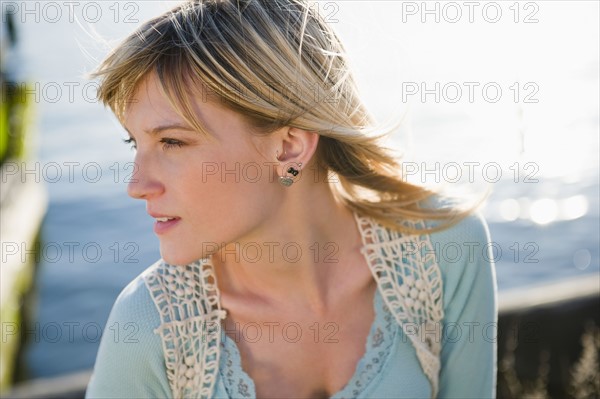 USA, Brooklyn, Williamsburg, Portrait of blonde woman . Photo : Jamie Grill