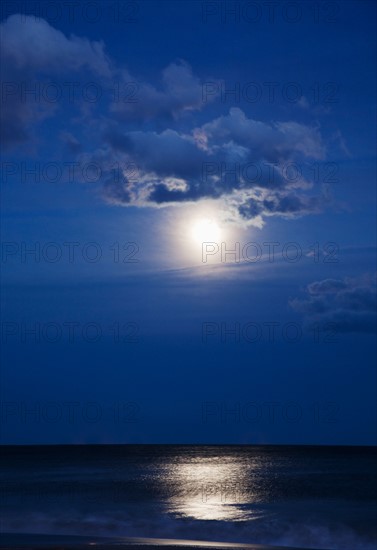 USA, New York, Queens, Rockaway Beach, Landscape with sea and moonlight at night. Photo : Jamie Grill