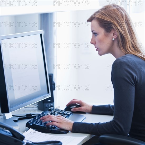 Young woman working in office. Photo : Daniel Grill