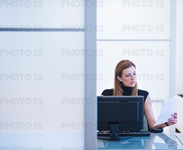 Young woman working in office. Photo : Daniel Grill