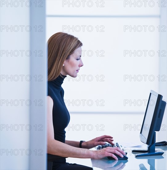 Young woman working in office. Photo : Daniel Grill