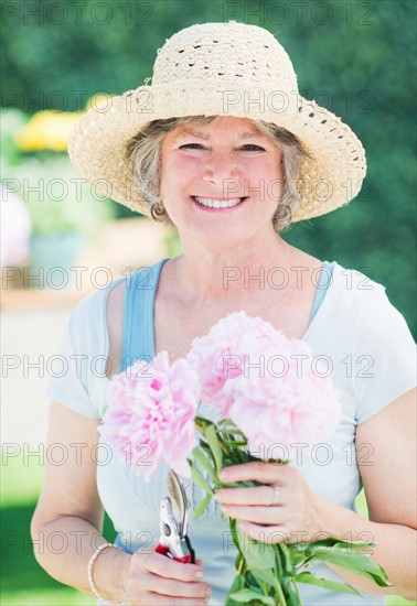 Portrait of senior women in back yard. Photo : Daniel Grill