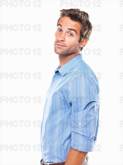 Studio portrait of young business man smiling. Photo : momentimages
