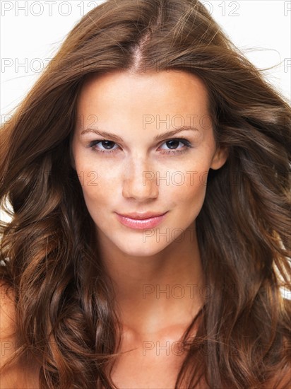 Close-up portrait of pretty woman smiling. Photo : momentimages