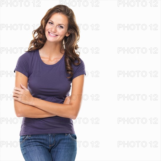 Studio portrait of attractive young woman smiling. Photo : momentimages