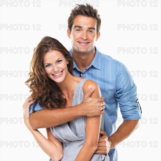 Studio portrait of young couple smiling. Photo : momentimages