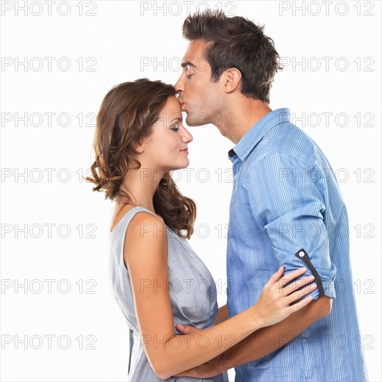 Man kissing woman's forehead. Photo: momentimages