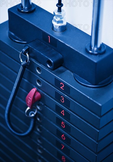 Weights on exercise machine in gym. Photo : Daniel Grill