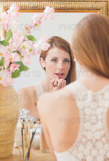 Young woman in front of mirror. Photo : Daniel Grill