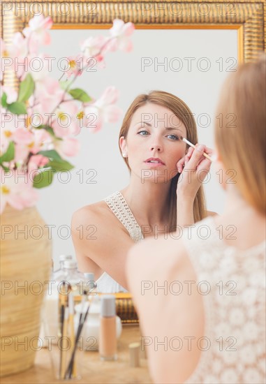 Young woman in front of mirror. Photo : Daniel Grill