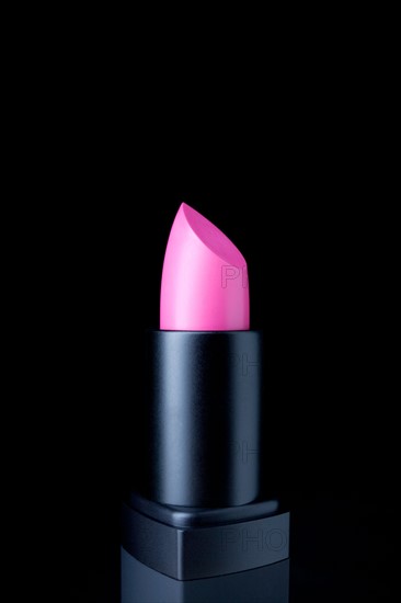 Studio shot of pink lipstick. Photo : Winslow Productions