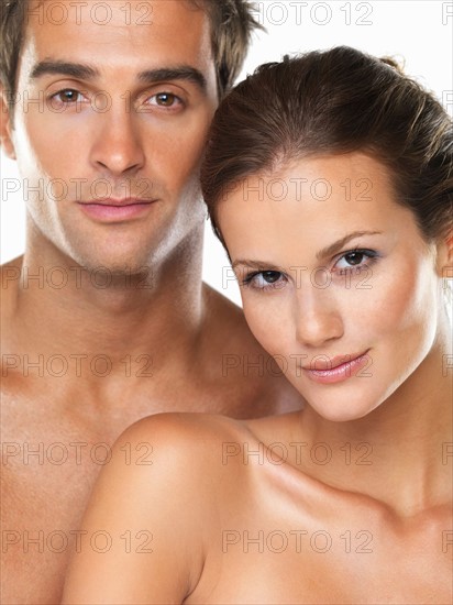 Studio portrait of young attractive couple. Photo : momentimages