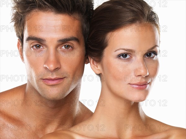 Studio portrait of young attractive couple. Photo : momentimages