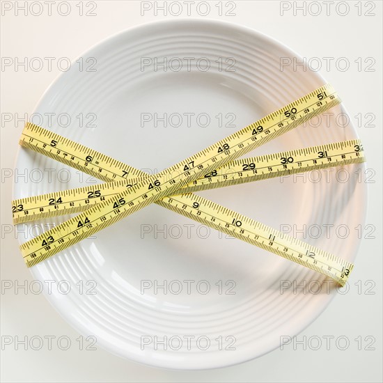 Plate tied with tape measure. Photo : Jamie Grill