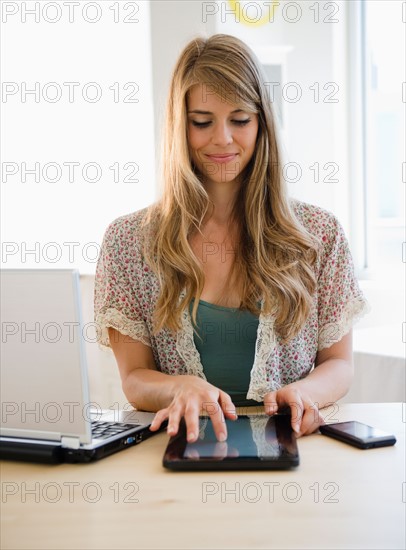 Woman reading e-book. Photo : Jamie Grill